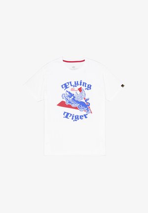 Witte katoenen t-shirt met een blauwe en rode graphic van een gevleugelde tijger met de tekst "Vliegende Tijger" en "Alpha Industries." Korte mouwen.