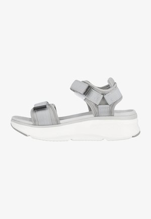 Grijze sandaal met verstelbare stoffen riemen, zilveren hardware-accenten en een witte gevoerde zool met een gestructureerd oppervlak voor grip.
