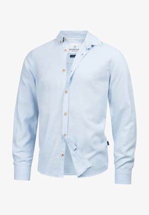 Hellblaues, langärmeliges Hemd mit Holzknöpfen und einem Button-Down-Kragen, oben und unten leicht geöffnet.