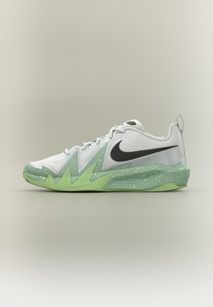 Бели и светлосиви маратонки Nike с черно лого swoosh и светлозелена подметка с назъбен дизайн и петнист модел.