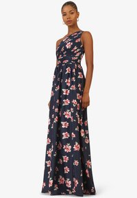 Marineblaues Blumenkleid im Maxi-Stil mit asymmetrischem Ausschnitt, das einen taillierten Oberteil und einen fließenden Rock mit pinken und weißen Blumen ziert.