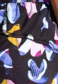 Brooks CHASER 5" 2-IN-1 SHORT - Sportiniai šortai - fast floral print