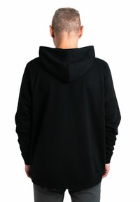 Felpa nera con cappuccio e maniche lunghe, realizzata in tessuto morbido. Presenta una vestibilità rilassata, colore uniforme e senza loghi o motivi visibili.