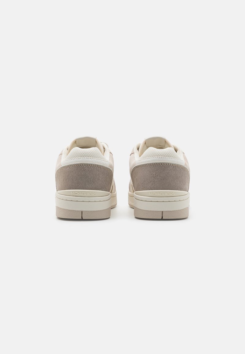 Sneaker beige con accenti in suede e pelle, caratterizzate da una tomaia testurizzata, una suola liscia e un logo impresso sul tallone.