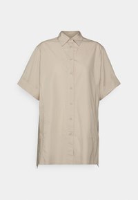 Helles beige Kurzarm-Button-Down-Hemd aus glattem Stoff, mit klassischem Kragen, geradem Schnitt und seitlichen Schlitzen für Bewegungsfreiheit.