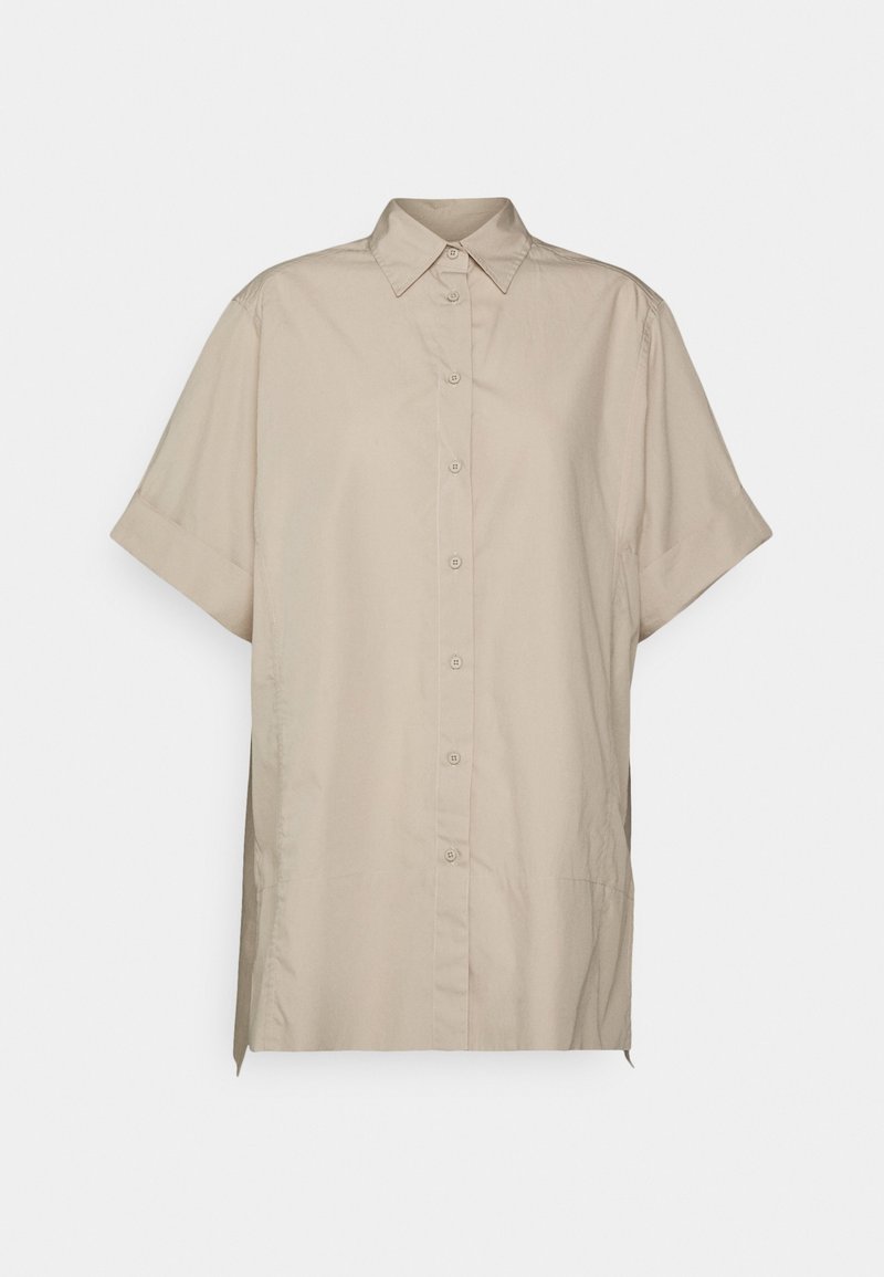 Helles beige Kurzarm-Button-Down-Hemd aus glattem Stoff, mit klassischem Kragen, geradem Schnitt und seitlichen Schlitzen für Bewegungsfreiheit.