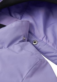 Fioletowa kurtka puchowa z gładką fakturą, z metalowymi zatrzaskami w kolorze srebrnym i czarną podszewką przy kołnierzu. Widoczne detale szwów.