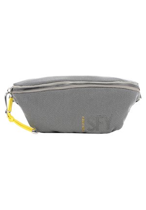 Pequeño estuche rectangular gris y blanco con textura, cierre de cremallera, correa amarilla para la muñeca y pequeño logo dorado en el frente.