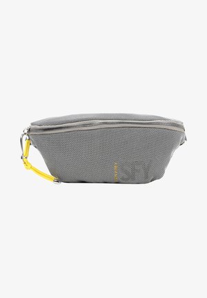 Petite pochette rectangulaire grise et blanche texturée avec fermeture éclair, sangle jaune pour poignet et petit logo doré sur le devant.