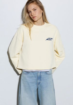 PULL&BEAR, CROPPED WITH GRAPHIC AND STARS - SWEATSHIRT - Sweatshirt - yellow