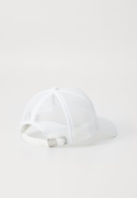Cappellino bianco in rete con visiera curva, cintura regolabile e accessori metallici in argento. Presenta una texture incrociata sui pannelli in rete.