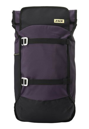 Schwarzer und dunkelvioletter Rolltop-Rucksack mit zwei horizontalen verstellbaren Riemen und einem kleinen rechteckigen beigen Logo-Patch.