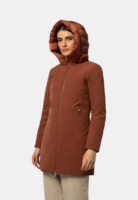 Cappotto impermeabile marrone con cappuccio imbottito, maniche lunghe, zip frontale e tasche laterali. Tessuto liscio e design moderno.