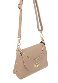 Borsa a spalla in pelle beige con patta curva, dettagli in oro e accentuazione a catena. Presenta una tracolla rimovibile e borchie sui lati.