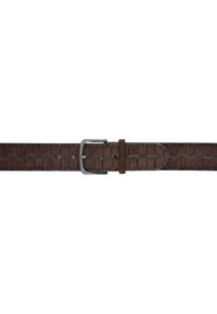 Bruine leren riem met getextureerde vierkanten, zilveren metalen gesp, verstelbare lengte, gladde randen en een dubbele riemhouder detail.