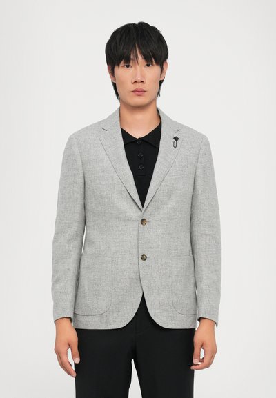 Blazer gris clair en tissu texturé, avec deux poches avant, fermeture à un bouton, et un accent en épingle noire sur le revers.