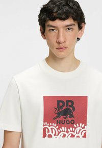HUGO DLAWNY_SLAWN_IN - T-shirts print - natural two