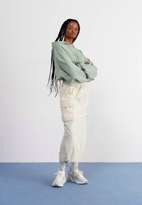 Nike Sportswear AIR MAX FURYOSA - Sportcipő - sail/crimson tint/pale ivory/light silver/football grey/white