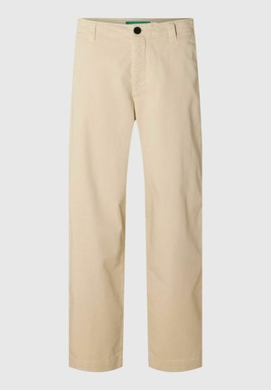 Pantalon beige décontracté à jambe droite avec passants pour ceinture et fermeture par bouton noir, présenté à plat sur un fond gris clair.