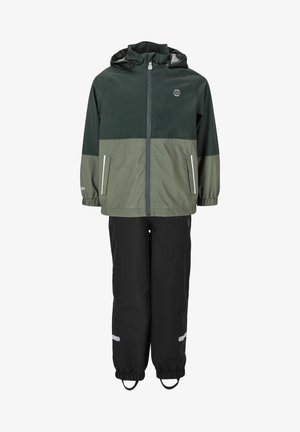 Ensemble de veste et pantalons de pluie en vert foncé et noir. La veste présente une fermeture éclair à l'avant, des poignets élastiques et des poches. Les pantalons ont des accentuations réfléchissantes.