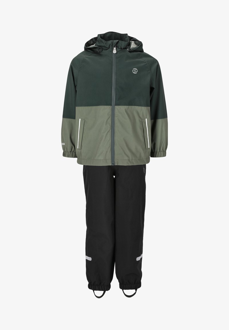 Ensemble de veste et pantalons de pluie en vert foncé et noir. La veste présente une fermeture éclair à l'avant, des poignets élastiques et des poches. Les pantalons ont des accentuations réfléchissantes.