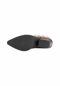 Zapato de ante marrón con suela externa de goma negra texturizada y diseño de punta afilada. Destaca por su superficie lisa y tacón sólido.