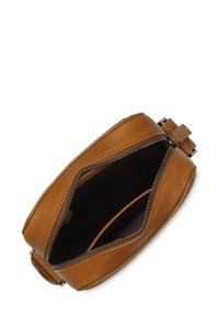 Borsa in pelle marrone con una texture liscia, forma ovale e chiusura con zip. L'interno presenta una fodera scura e un singolo scomparto.