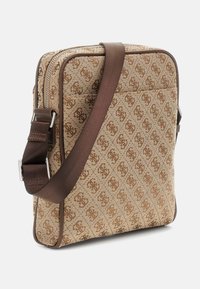 Borsa a tracolla marrone con motivo, dotata di una robusta cerniera, tessuto morbido e una larga tracolla regolabile. Presenta una forma rettangolare e dettagli in pelle.