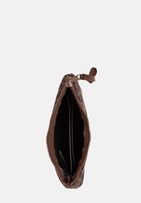 Pochette con stampa leopardata marrone, chiusura a zip, materiale in tessuto, texture morbida e un dettaglio con tirante. L'interno presenta una fodera nera.