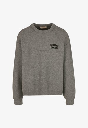 Pelēks džemperis, izgatavots no adīta auduma, ar apaļu kakla izgriezumu, ribotām aprocēm un apakšmalu, ar melnu "Another Cotton" logotipu uz krūtīm.