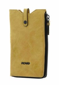 Portefeuille en cuir jaune avec une finition texturée, fermeture éclair, rabat supérieur avec bouton, et coutures noires. Présente un logo de marque visible.