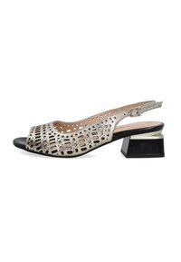 Silberne perforierte Slingback-Schuhe mit offener Zehe, die einen einzigartigen Blockabsatz mit schwarzem Boden und metallischem Akzent aufweisen. Glattes Lederinterieur.