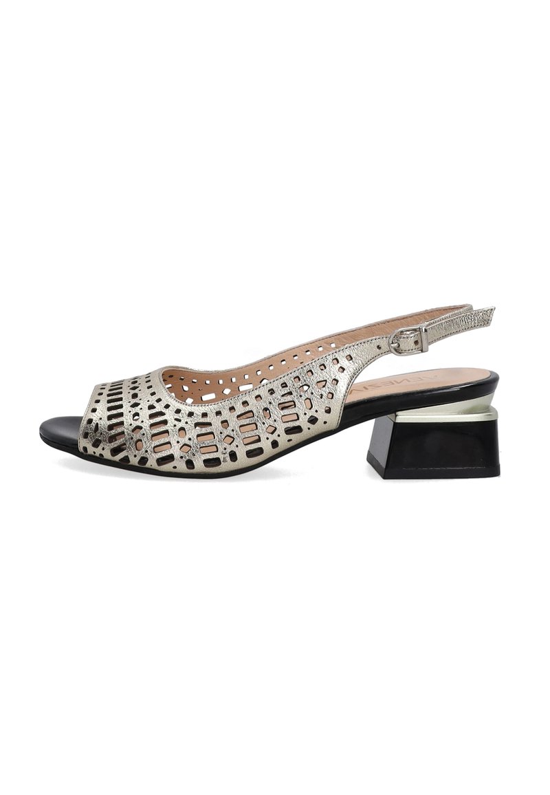 Silberne perforierte Slingback-Schuhe mit offener Zehe, die einen einzigartigen Blockabsatz mit schwarzem Boden und metallischem Akzent aufweisen. Glattes Lederinterieur.