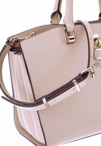 Bolso de mano de cuero beige con un diseño estructurado, que presenta herrajes en tono dorado, asas dobles y una correa desmontable. Textura suave con costuras de acento.