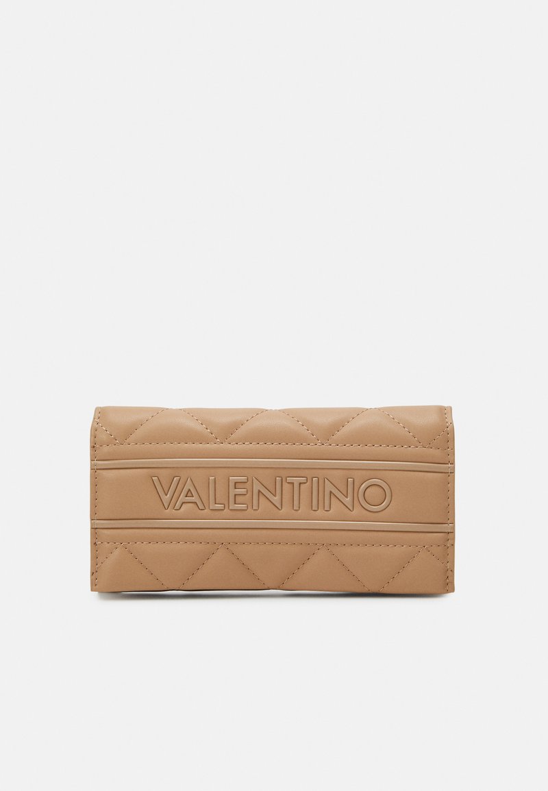 Kožená peňaženka v tan farbe s prešívaným vzorom, so zvýrazneným logom "VALENTINO" a elegantným obdĺžnikovým tvarom. Hladký povrch a čisté stehy.