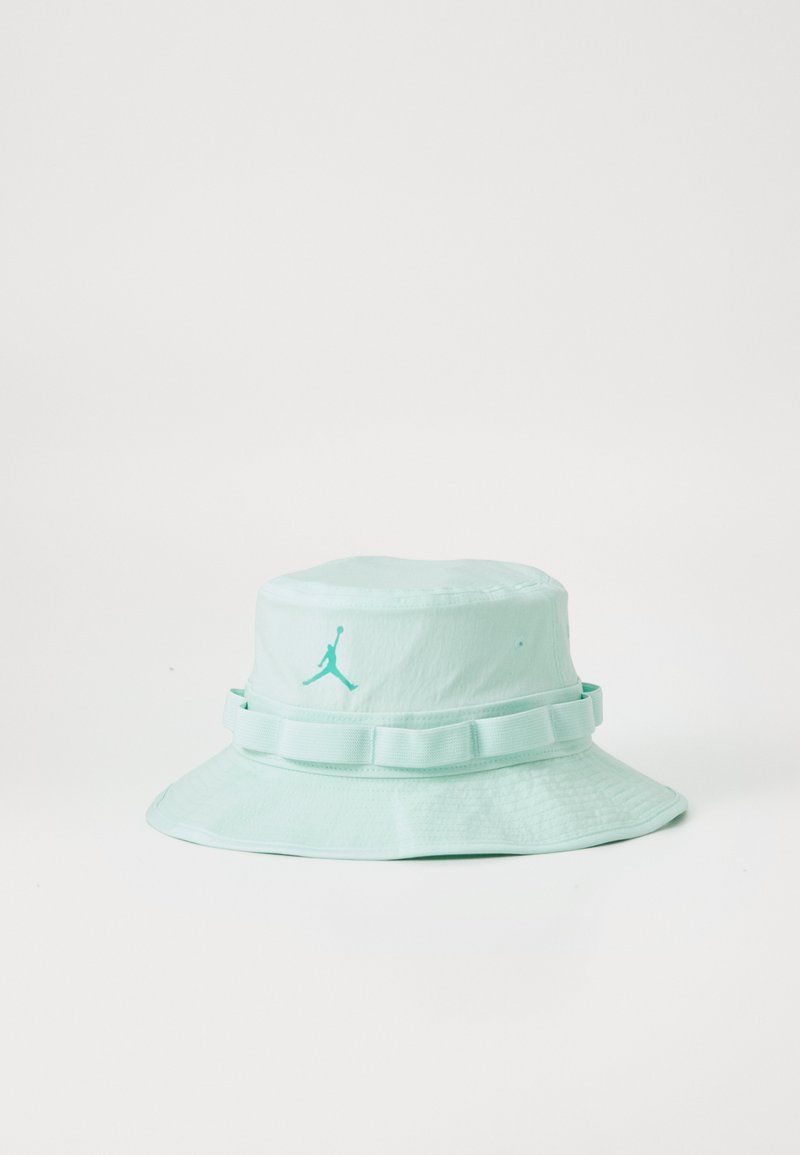Sombrero de cubo verde menta hecho de tela ligera, con una corona plana, ala ancha y un acento de logo en la parte delantera. Incluye una banda alrededor de la base.