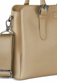 Borsa in pelle beige con superficie testurizzata, manici superiori, tracolla rimovibile in tessuto e dettagli in metallo argento.