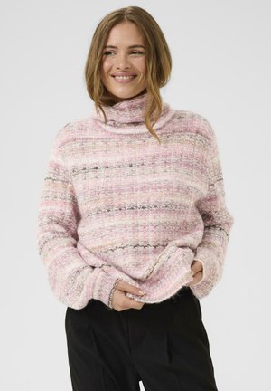 Helles rosa gestricktes Sweatshirt mit Rollkragen, das ein strukturiertes Muster und subtile horizontale Streifen in dunkleren Farbtönen aufweist, kombiniert mit schwarzen Hosen.