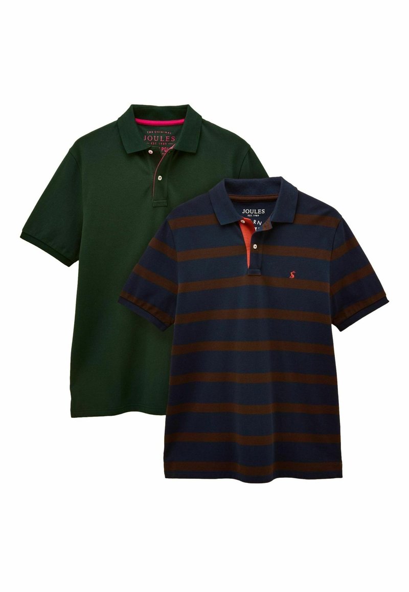 Két polo póló: az egyik egyszínű sötétzöld, a másik navy kék barna vízszintes csíkokkal. Mindkettő klasszikus gallérral és rövid ujjakkal rendelkezik, a márkás címkék jól láthatóak.