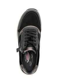 Sneaker neri realizzati con una combinazione di camoscio e materiali sintetici, chiusura con lacci e zip, punta arrotondata e suola testurizzata.