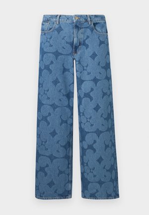 Blauwe jeans met wijde pijpen en hoge taille, met knoop- en ritssluiting, en een abstract bloemenpatroon over de hele stof.