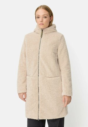Beige, fluffy fleecejakke med hætte, frontlynlås og sidelommer. Har en struktureret overflade og lange ærmer.