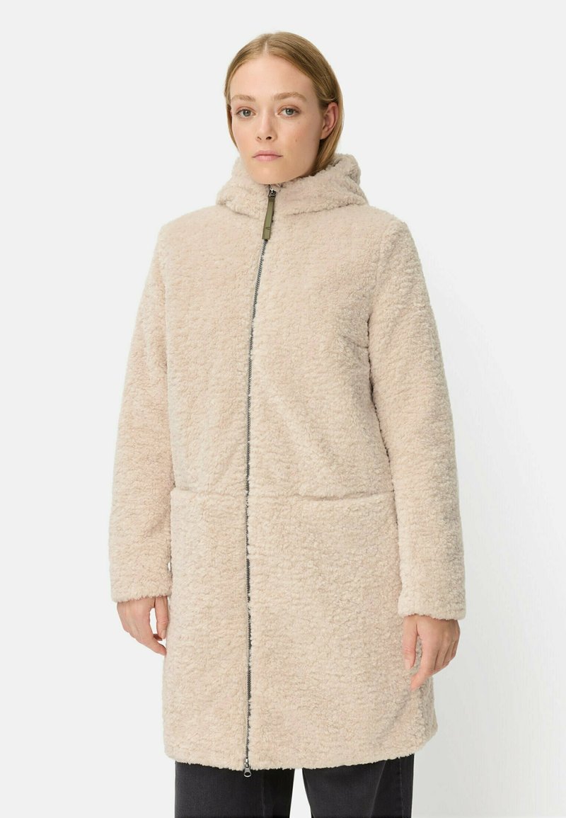 Beige, flauschiger Fleece-Mantel mit Kapuze, Frontreißverschluss und Seitentaschen. Verfügt über eine strukturierten Oberfläche und lange Ärmel.