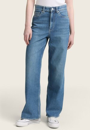 Helle blaue, hochgeschnittene Jeans mit geradem Bein. Sie verfügen über vordere und hintere Taschen, einen Metallknopfverschluss und minimale Verwaschungen.