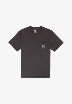 Dunkelgraues T-Shirt mit kurzen Ärmeln aus Baumwolle, das eine Brusttasche mit einem rechteckigen Etikett und einen Rundhalsausschnitt aufweist.