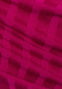 Fuchsia strukturierten Stoff mit abwechselnd glatten und gerippten Streifen, der eine reiche Farbe und ein weiches Strickmaterial zeigt.