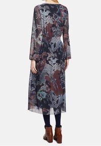 Lång blommig klänning i ett genomskinligt, strukturerat tyg i mörka nyanser med en insvängd midja. Avslutad med långa ärmar och längd till mitten av vadbenet.