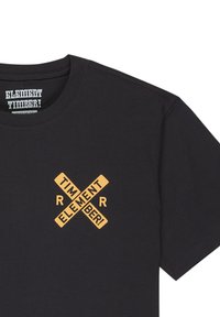 Camiseta negra de manga corta con texto cruzado en amarillo que dice "TIM ELEMENT BER!" y pequeñas letras "R R" en la parte superior izquierda del pecho.