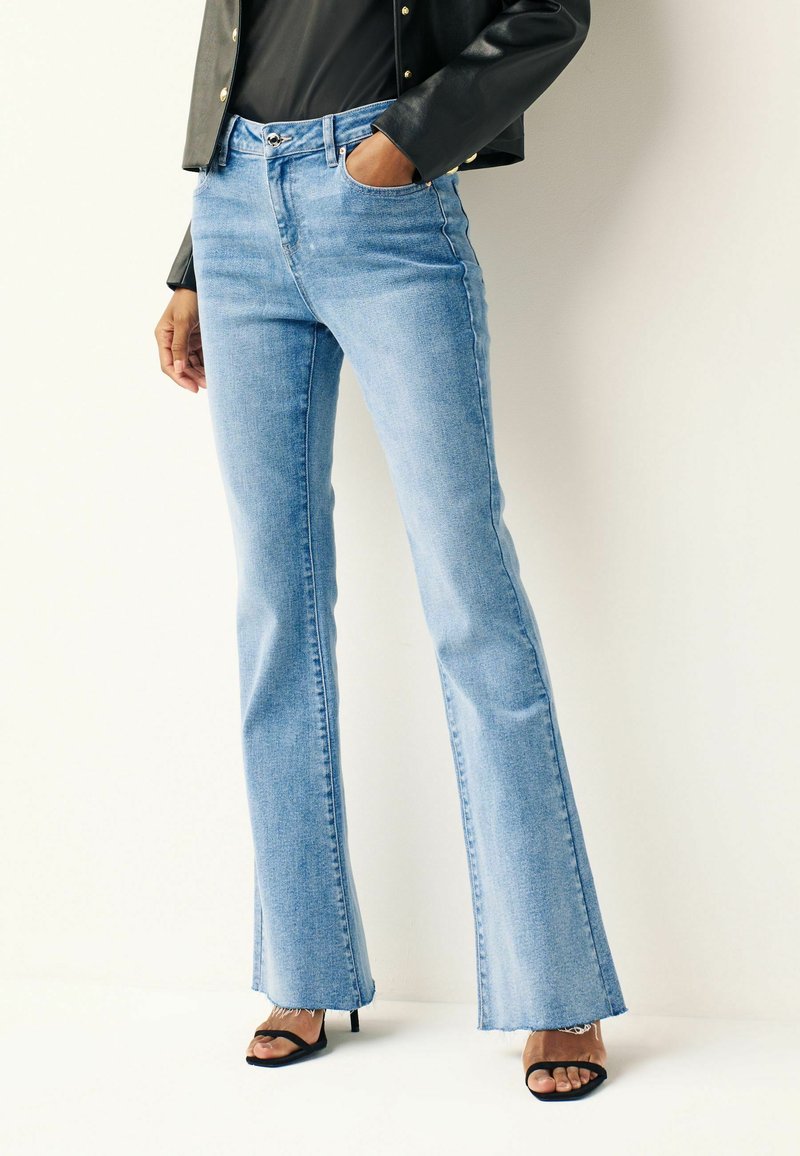 Next SUPER SOFT  PETITE - Flared Jeans - mid blue denim