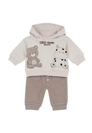 Sweat à capuche bébé beige avec imprimés d’ours en peluche et de vache, texte « Milk Club Chicco », assorti à un pantalon côtelé avec détail de boutons.